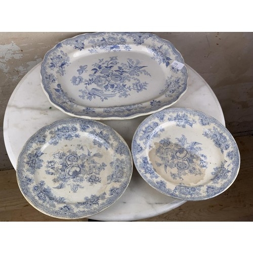 524 - A BLUE & WHITE PLATTER & 2 PLATES