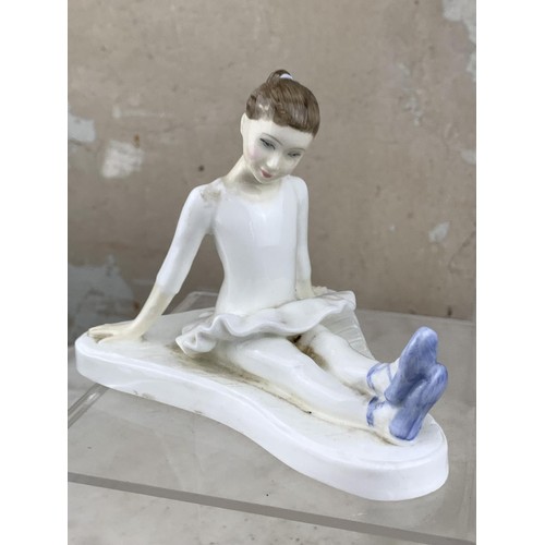 553 - A ROYAL DOULTON FIGURINE 