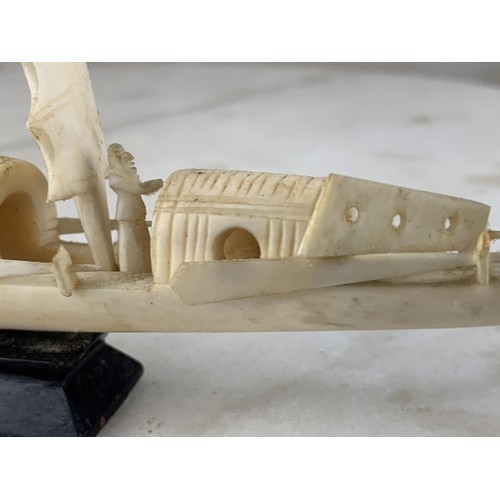 559 - AN ORIENTAL BOAT WITH CREW MADE FROM BONE 9