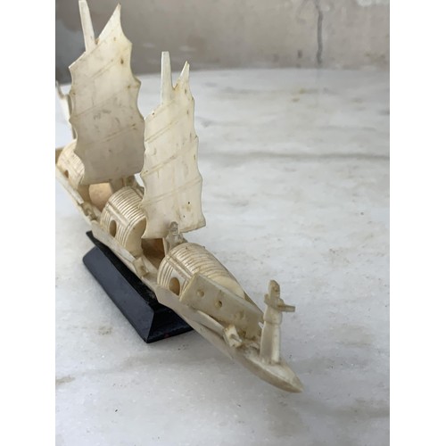 559 - AN ORIENTAL BOAT WITH CREW MADE FROM BONE 9