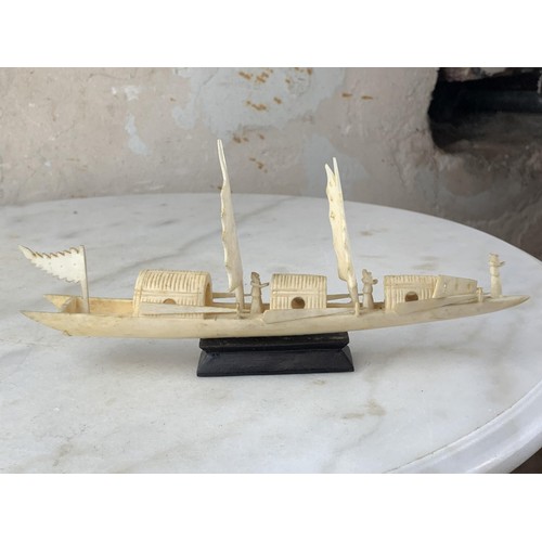 559 - AN ORIENTAL BOAT WITH CREW MADE FROM BONE 9