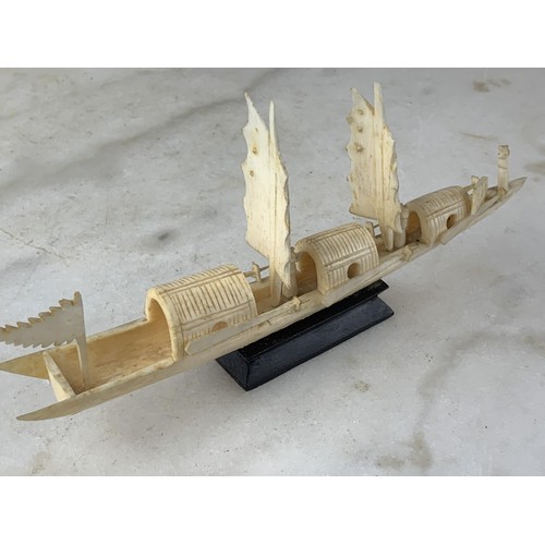 559 - AN ORIENTAL BOAT WITH CREW MADE FROM BONE 9