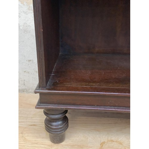 697 - A SOLID MAHOGANY OPENING SHELVING ON TURNED FOOT MEASURES 27 x 11 x 55