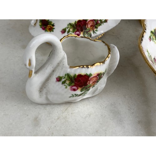 77 - 4 PIECES OF OLD COUNTRY ROSE BY ROYAL  ALBERT