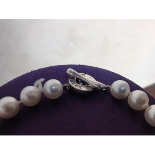 201A - A PEARL BRACELET WITH SILVER CATCH