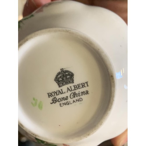 118 - A 15 PIECE ROYAL ALBERT SERVICE