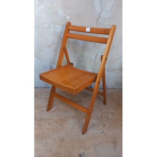 907 - A VINTAGE FOLDING CHAIR