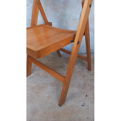 907 - A VINTAGE FOLDING CHAIR