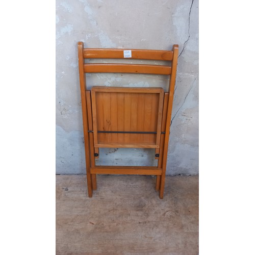 907 - A VINTAGE FOLDING CHAIR