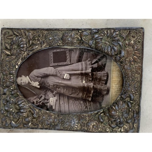 119 - A COLLECTION OF ANTIQUE PHOTOFRAMES & 2 EARLY PHOTGRAPHS