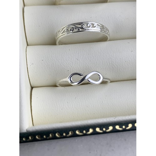 253 - 4 MIXED SILVER RINGS AND JEWELLERY BOX