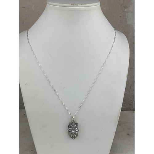 281 - A SILVER ART DECO CRYSTAL PENDANT ON SILVER CHAIN