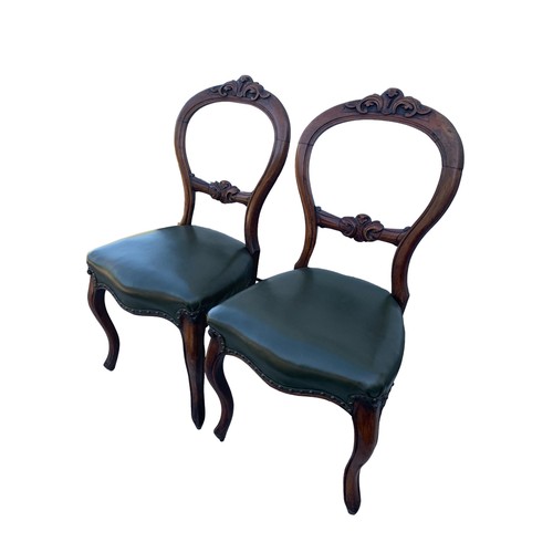 386 - A PAIR OF VICTORIAN WALNUT SIDECHAIRS WITH GREEN LEATHER SEATS