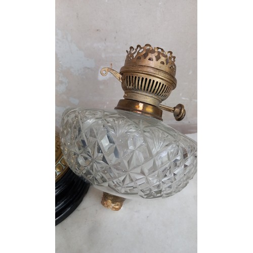 398 - CRYSTAL CUT BOWL VICTORIAN OIL LAMP ON BRASS PILLAR