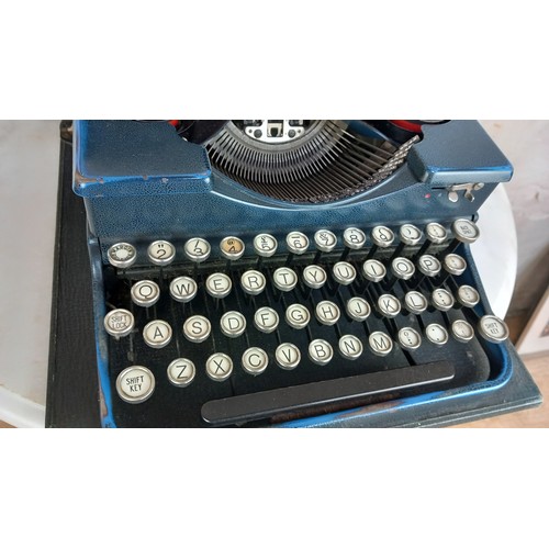 411 - VINTAGE CASED ROYAL TYPEWRITER