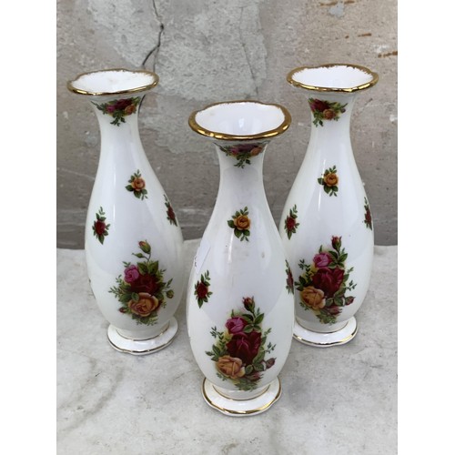 432 - ROYAL ALBERT OLD COUNTRY ROSE 3 SHAPED BUD VASES