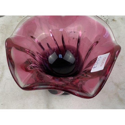 471 - A RUBY GLASS CENTRE PIECE