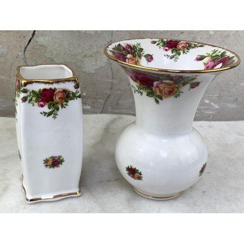 893 - ROYAL ALBERT OLD COUNTRY ROSE 2 MIXED VASES