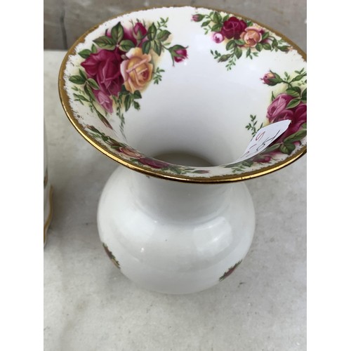 893 - ROYAL ALBERT OLD COUNTRY ROSE 2 MIXED VASES