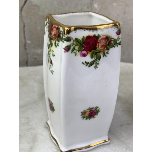 893 - ROYAL ALBERT OLD COUNTRY ROSE 2 MIXED VASES