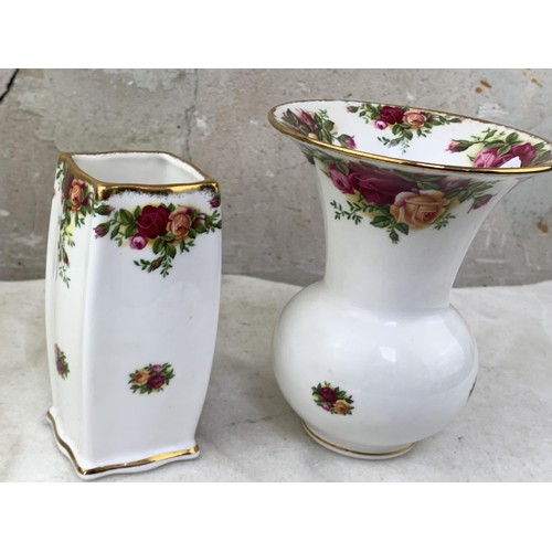 893 - ROYAL ALBERT OLD COUNTRY ROSE 2 MIXED VASES