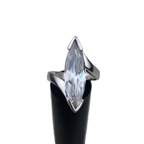 577 - A SILVER GEM SET MARQUISE RING