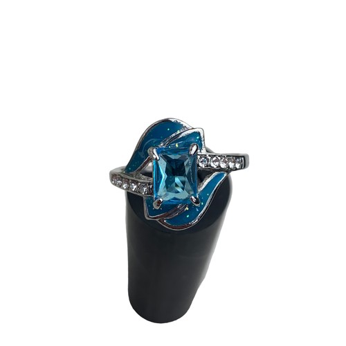 225 - AN ART DECO BLUE STONE AND CRYSTAL RING