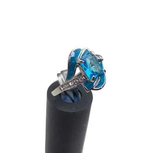 225 - AN ART DECO BLUE STONE AND CRYSTAL RING