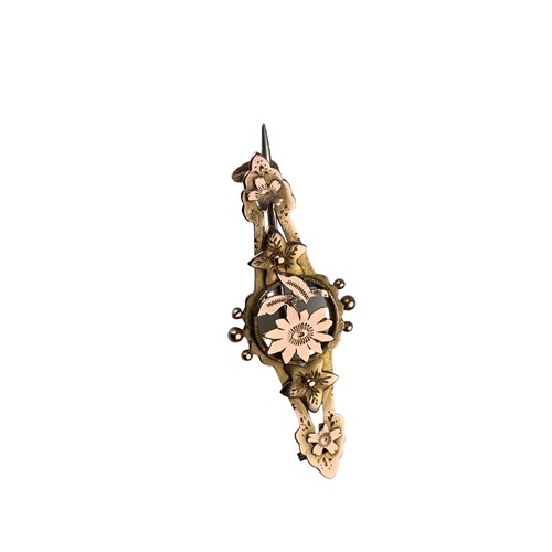 241 - AN ANTIQUE GOLD FLORAL DESIGNER BROOCH