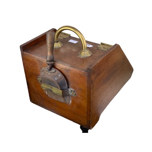 408 - AN EDWARDIAN COAL SCUTTLE WITH INSET BRASS PLAQUE WITH LIONS HEAD EMBOSSED AND SHOVEL