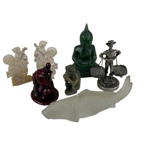 462 - A LOT OF MIXED MINIATURE FIGURINES TO INCLUDE GLASS FISH, JADE STONE BUDDHA & MOTHER OF PEARL RELIGI... 