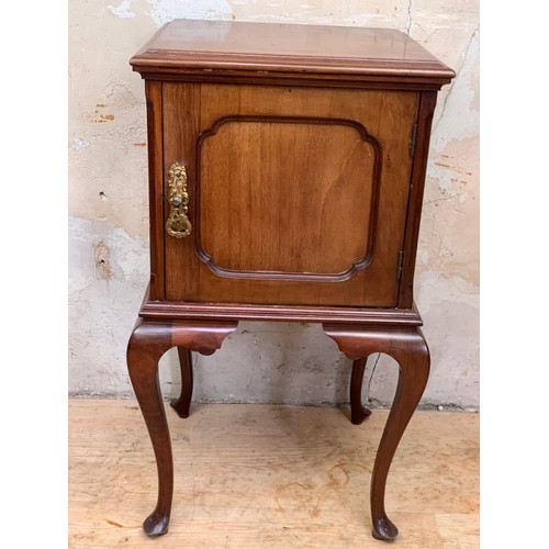 125 - A NEAT SIZED ANTIQUE SOLID MAHOGANY POT CUPBOARD ON CAB LEG MEASURES 14 x 14 x 28