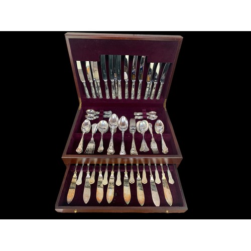 360 - AN OSBOURNE CANTEEN OF CUTLERY IN MAHOGANY FITTED BOX