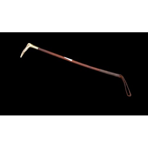 A VINTAGE LADIES HUNTING WHIP WITH A HORN HANDLE