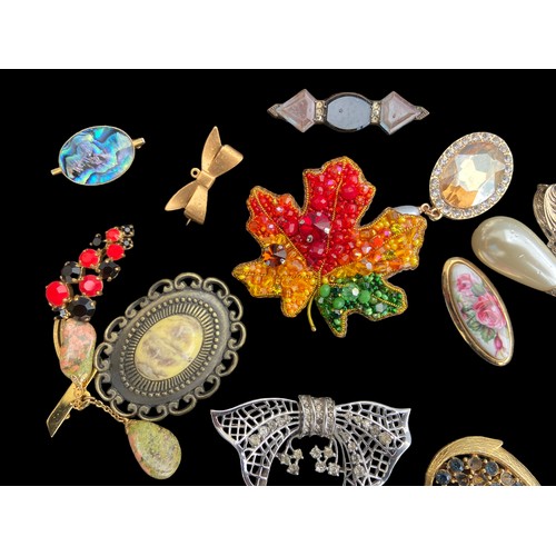 73 - A COLLECTION OF MIXED BADGES AND BROOCH,ES