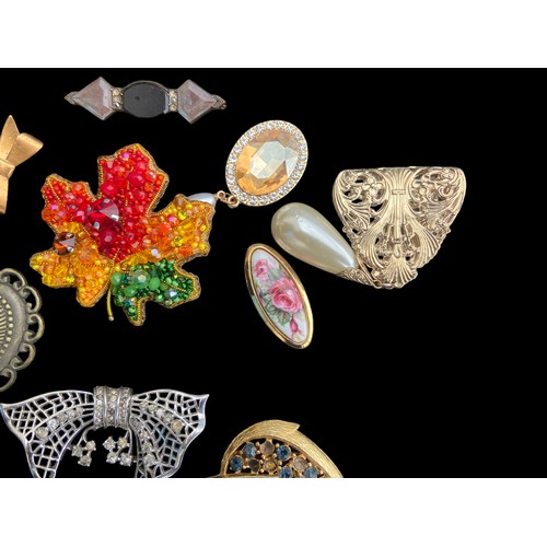 73 - A COLLECTION OF MIXED BADGES AND BROOCH,ES