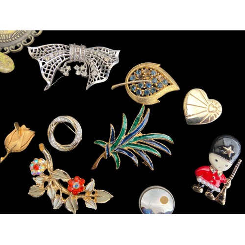 73 - A COLLECTION OF MIXED BADGES AND BROOCH,ES