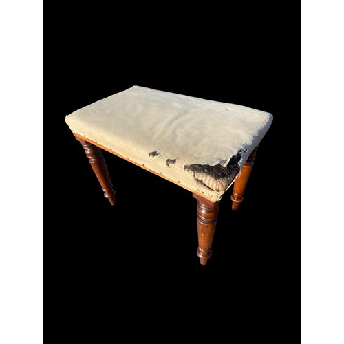 138 - A VICTORIAN STOOL 23 X 14 x 18