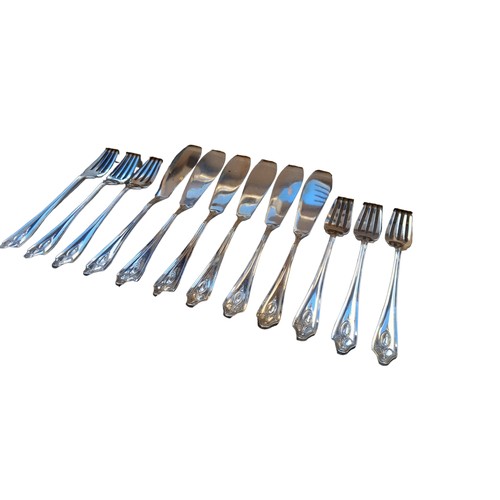 158 - AN OAK CANTEEN OF FISH CUTLERY 14 PIECES