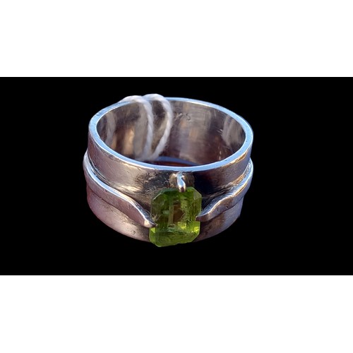 201 - A BEAUTIFUL SILVER PERIDOT STONE SET RING SIZE K