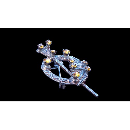 249 - A STUNNING SCOTTISH SILVER BROOCH SET WITH TOPAZ