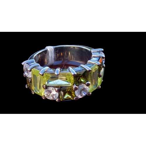 290 - A SILVER PERIDOT AND CRYSTAL RING SIZE L