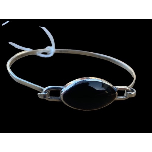 292 - A SILVER ONYX SET BANGLE