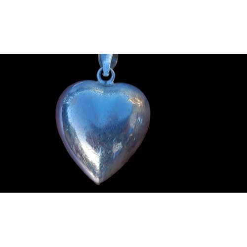 293 - A SILVER CHIMIMNG HEART PENDANT