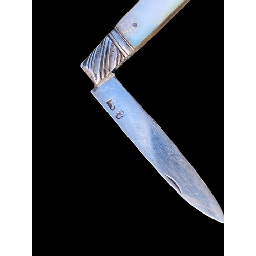 324 - GEORGIAN SILVER BLADED FRUIT KNIFE WITH MOTHER OF PEARL HANDLE