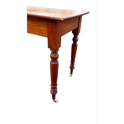 340 - A VICTORIAN MAHOGANY SIDE TABLE ON TURNED LEG TO CASTORS 51.5 x 21.5 x 29