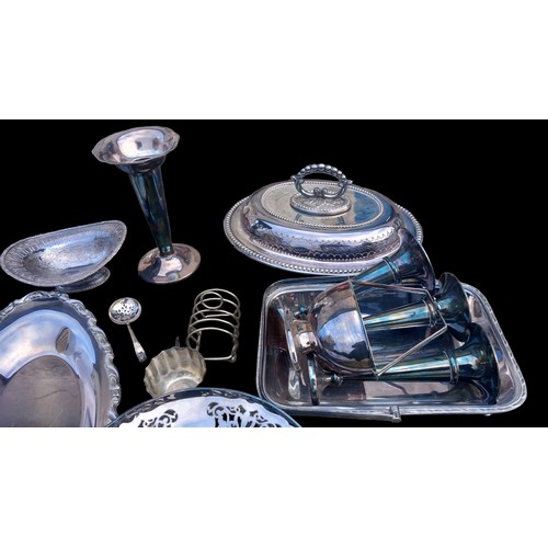 404 - A LOT OF GOOD QUALITY PLATED WARE TO INCLUDE MAPPIN & WEBB, WALKER AND HALL ETC