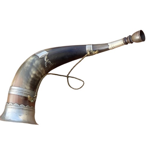 352 - A HUNTING HORN WITH SILVER PLATE MOUNT MADE FROM HORN