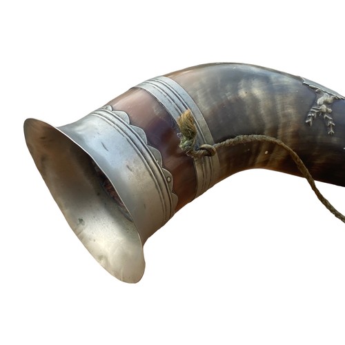 352 - A HUNTING HORN WITH SILVER PLATE MOUNT MADE FROM HORN