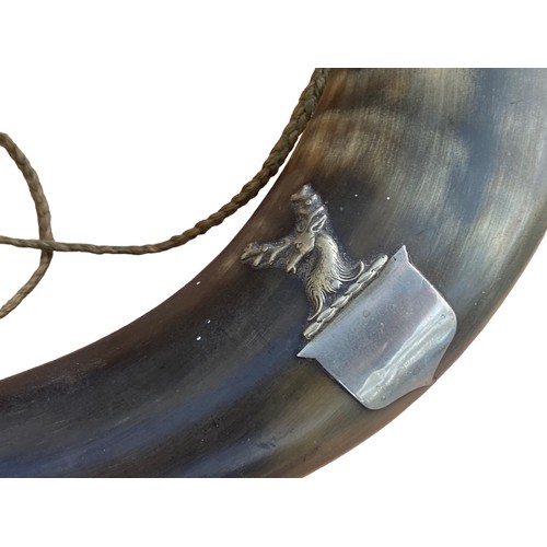 352 - A HUNTING HORN WITH SILVER PLATE MOUNT MADE FROM HORN